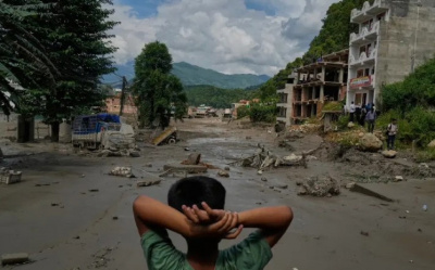NEPAL'DEKİ SELDE HAYATINI KAYBEDENLERİN SAYISI 734'E YÜKSELDİ