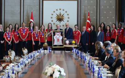 CUMHURBAŞKANI ERDOĞAN, ŞAMPİYON MİLLİ VOLEYBOLCULARI KABUL ETTİ
