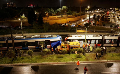 ZEYTİNBURNU'NDA TRAMVAY HATTININ KAZA NEDENİYLE KAPANAN KISMI VAGONLARIN KALDIRILMASIYLA AÇILDI