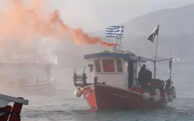 YUNANİSTAN'DA ÇİFTÇİLER, SELANİK LİMANI'NI ULAŞIMA KAPATTI