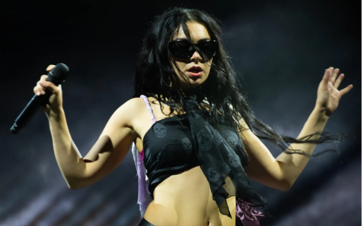 Charli XCX 'Music, Fashion, Film' turnesini Philadelphia'da açtı