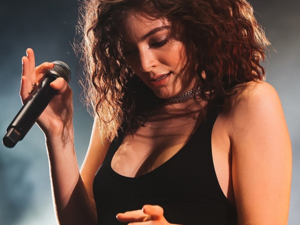 Lorde yeni single'ı  \" 'Mood Ring'i yayınladı.