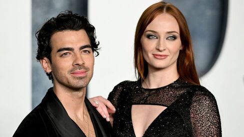 Joe Jonas eşine boşanma davası açtı.