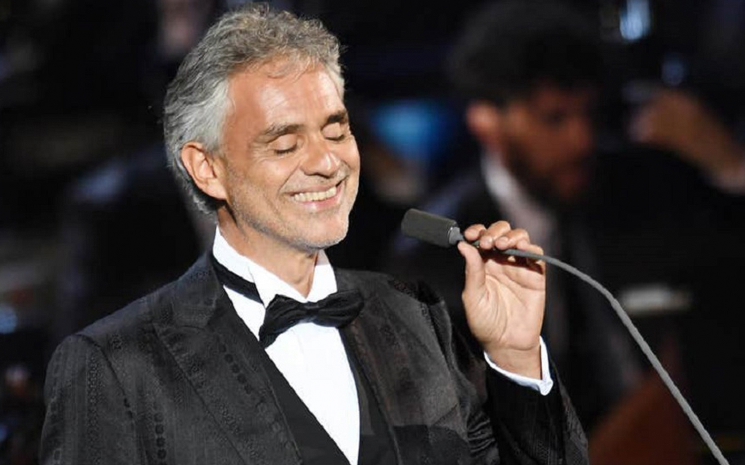 Andrea Bocelli bir piyano eşliğinde Duoma Cathedral'inde canlı konser verdi