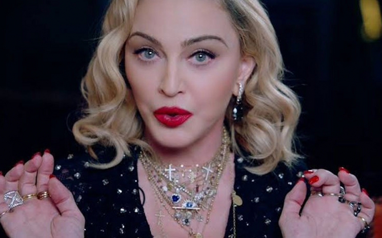 Madonna sakat  dizini onarmak için tedavi görecek.