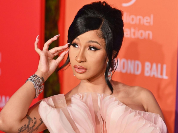 Cardi B hamile olduğunu açıkladı.