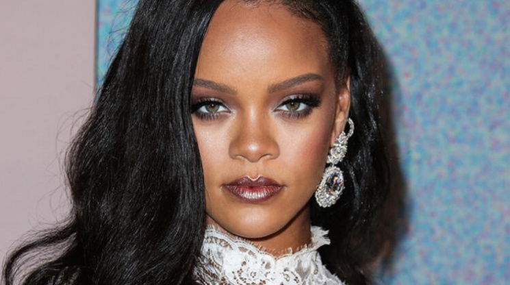 Rihanna, kendi markasının kampanyası için tanıdık yüzlerle çalıştı.