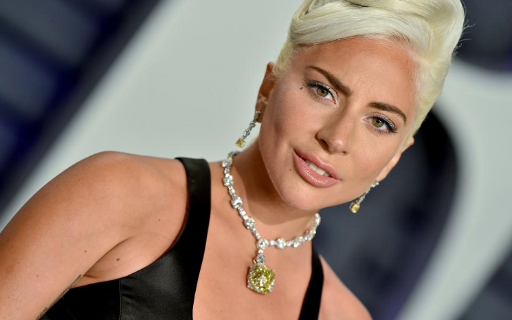 Lady Gaga albüm çıkış tarihini erteledi