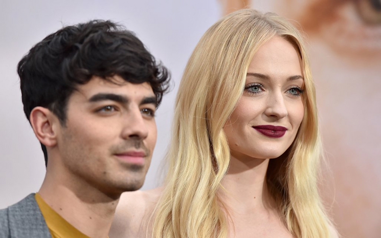 Joe Jonas Corona günlerini seviyor.