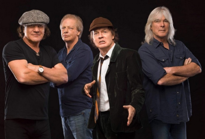 AC/DC 1981 konserinden canlı bir görüntü paylaştılar.