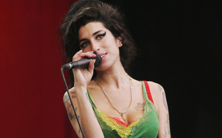 Amy Winehouse hologram ile geri dönüyor.
