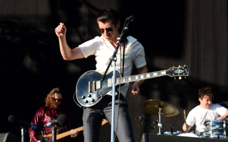 Arctic Monkeys yeni çalışmalar yayınladı.