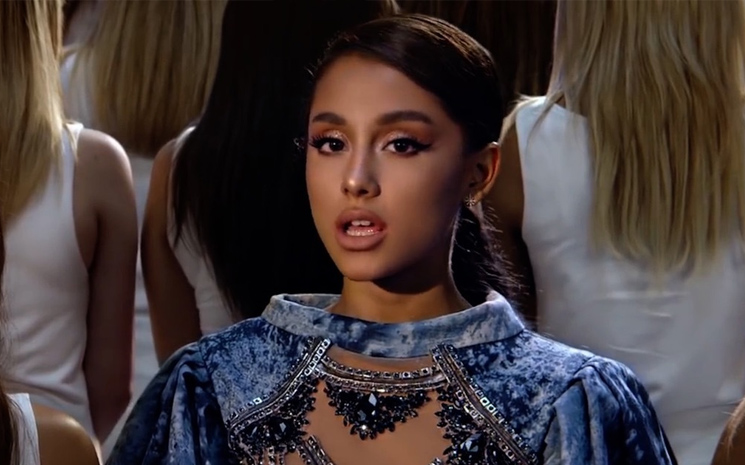 Ariana Grande Breathin şarkısı için çektiği kliple gündemde
