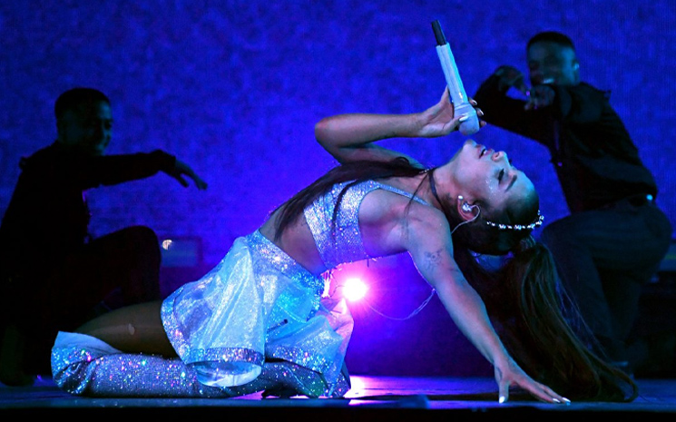 Ariana Grande sahnede ağlamasının ardından hala ilerleme kaydettiğini söyledi.