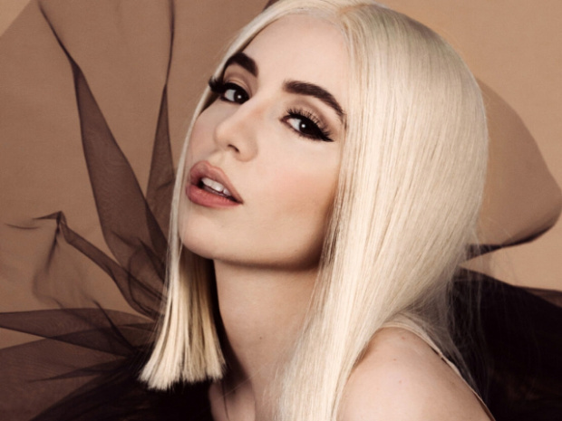 Ava Max Covid 19 olduğu zaman saçlarını kaybettiğini acıkladı.