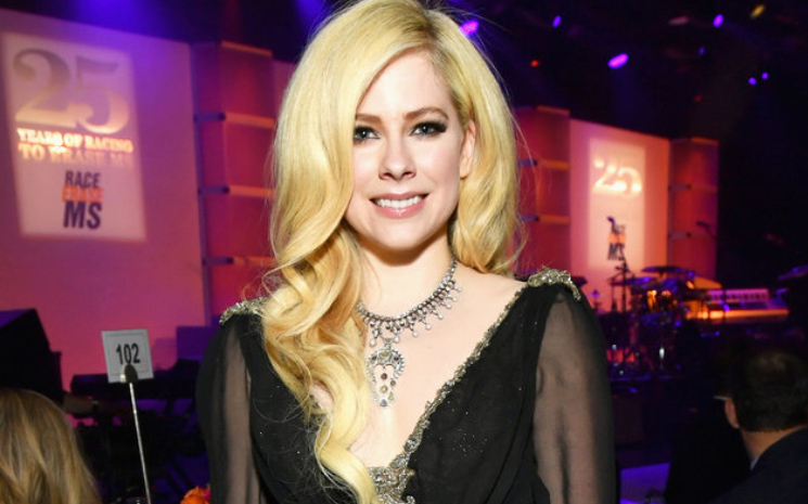 Avril Lavigne , güçlü bir şekilde geri döndü.