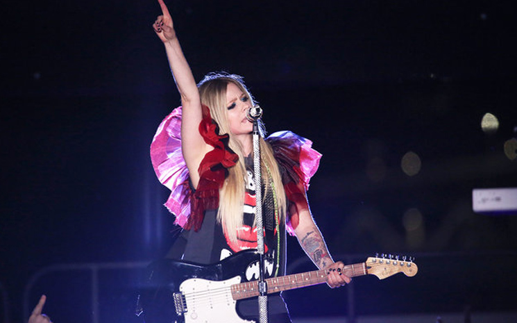 Avril Lavigne Kanada konserinde aileye yeni katılan üyeyi müjdeledi!