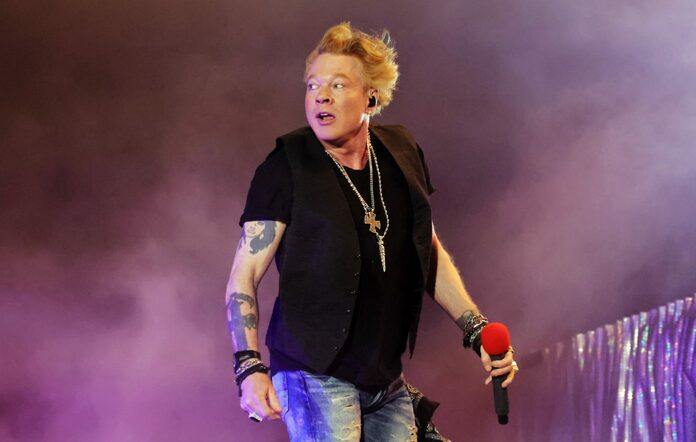 Axl Rose ,Guns N' Roses hayranlarınadan konserlerinde drone uçurmamalarını rica etti.