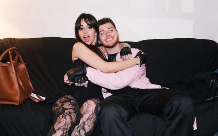 Camila Cabello ve Bazzi birlikte söyledikleri \"Beautiful\" şarkısı için klip çekti.