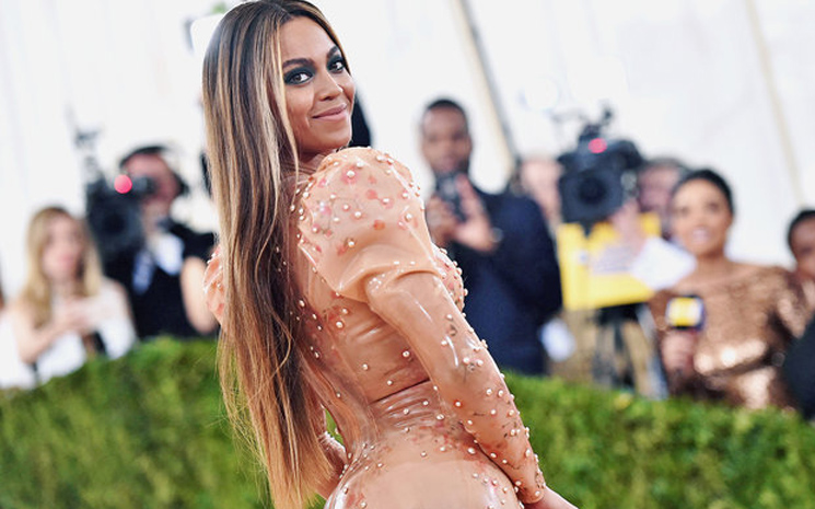 Beyonce Instagram'dan paylaştığı fotoğraflarla çok beğenildi.