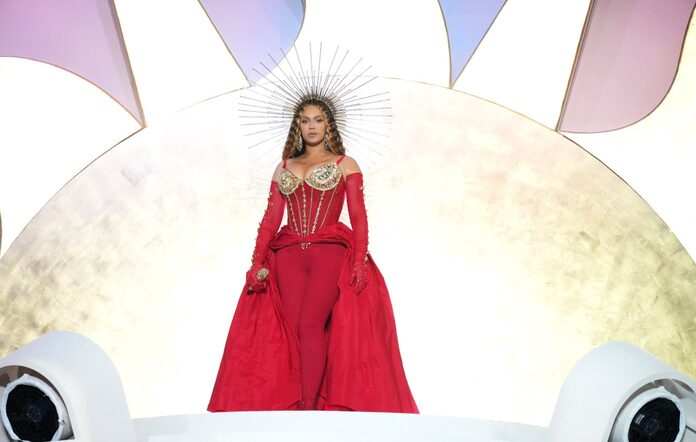 Beyoncé 4 sene aradan sonra ilk konserini Dubai'de verdi
