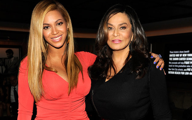 Beyonce Jay-Z'nin annesinin doğum gününde göz kamaştırdı.