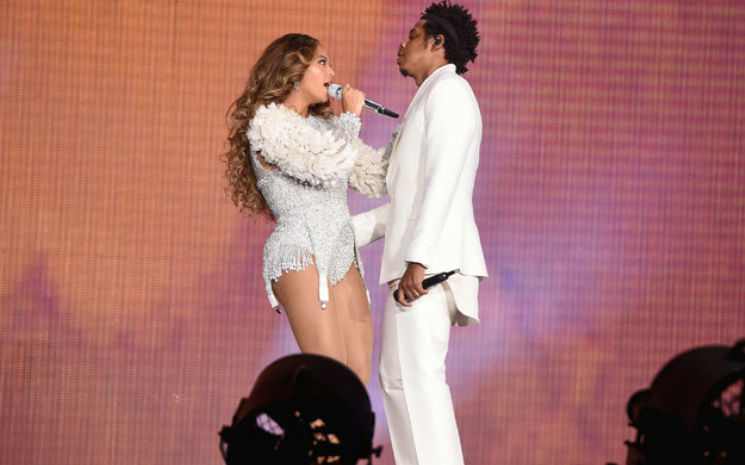 Dün gece Beyonce ve Jay-Z Rose Bowl'daki iki günlük konserlerinin ilkini gerçekleştirdi.