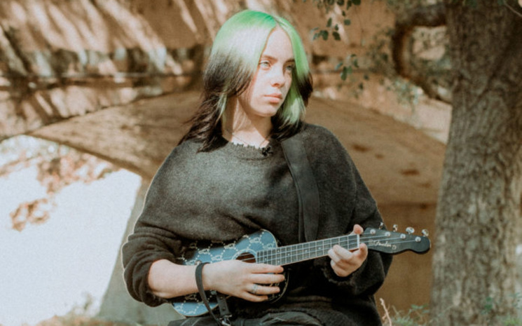 Billie Eilish kendi ukulelesini tasarlıyor.