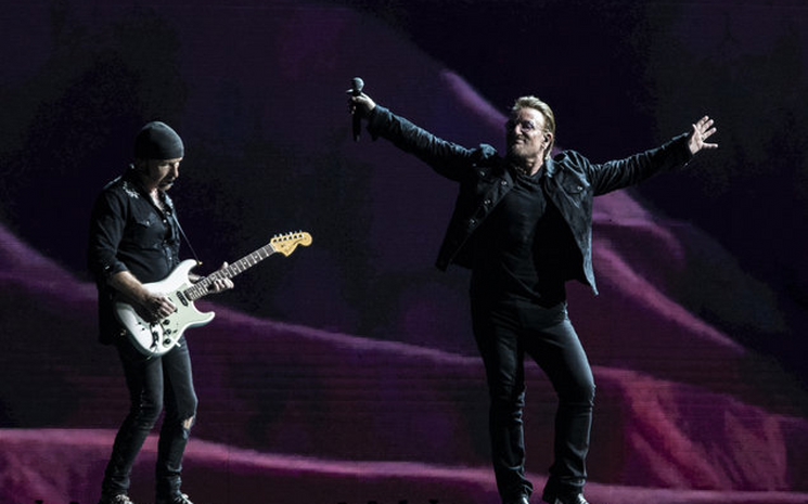 U2 hayranı Sydney'de sahneye cıktı