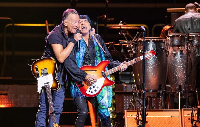 Bruce Springsteen & The E Street Band  Connecticut konserlerini hastalık nedeni ile ertelediler