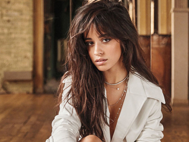 Camila Cabello şarkılarını, akustik versiyonda söyledi.