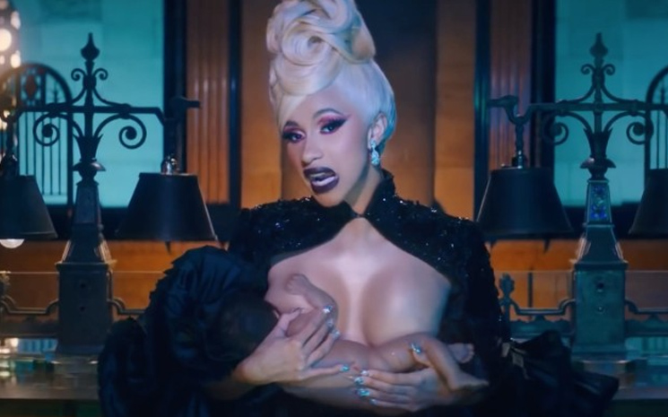 Cardi B, Money şarkısına çok beklenen klibi çekip yayınladı.