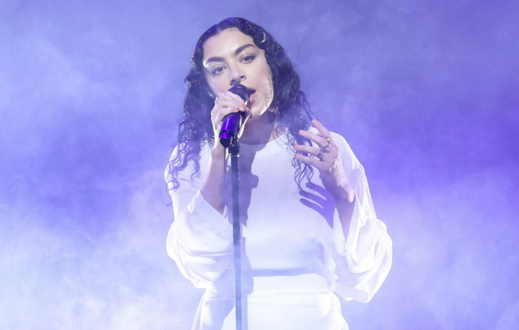 Charli XCX 'Brat'ın \"Deluxe versiyonunu yayınladı