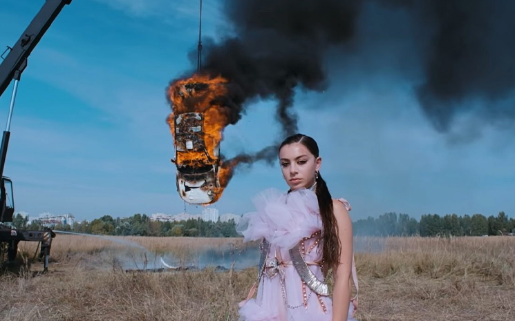 Charli XCX klibiyle ilgili eleştirilere cevap verdi.