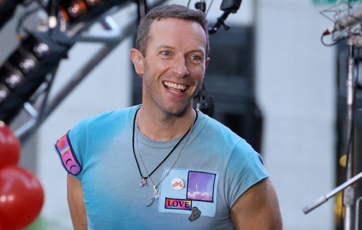 Chris Martin neden asfaltı öpüyor?