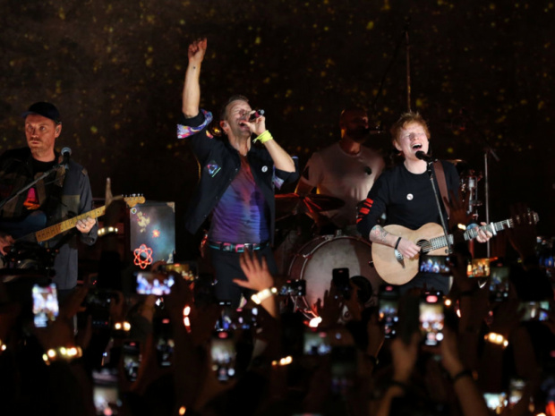 Coldplay Londra konserinde sahnede Ed Sheeran 'ı ağırladı.