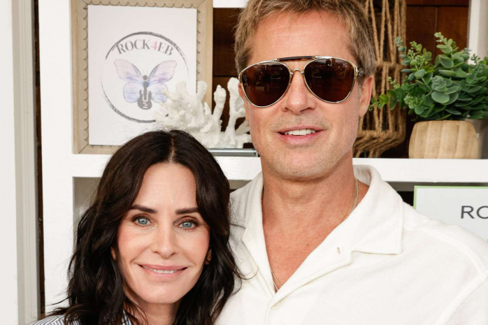 Brad Pitt, bir yardım etkinliğinde Courteney Cox'la bir araya geldi