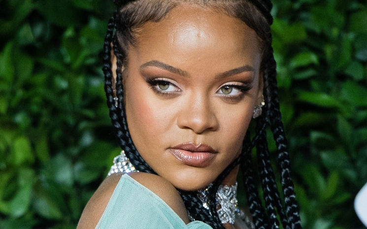 Rihanna, New York Hastanelerine gerekli güvenlik ekipmanı bağışladı.