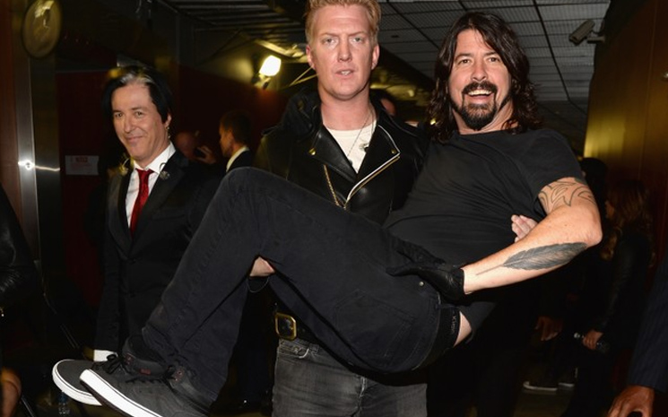 Dave Grohl, Billie Eilish'i övmeye devam ediyor