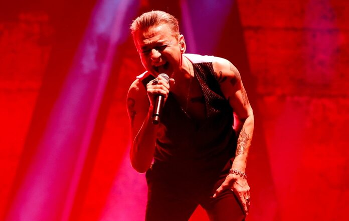 Depeche Mode  Fransız televizyonunda katıldığı bir programda  'Wagging Tongue' u söyledi