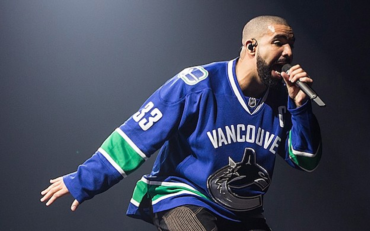 Drake iki yeni şarkı yayınladı.