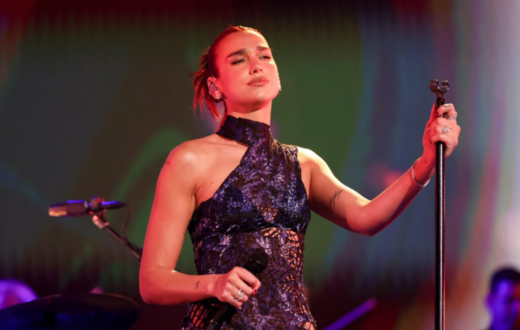 Dua Lipa  koreografisini değiştirmek zorunda kaldı