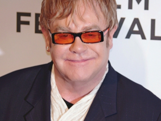 Elton John 130.000'den fazla cd ve plağı olduğunu açıkladı.
