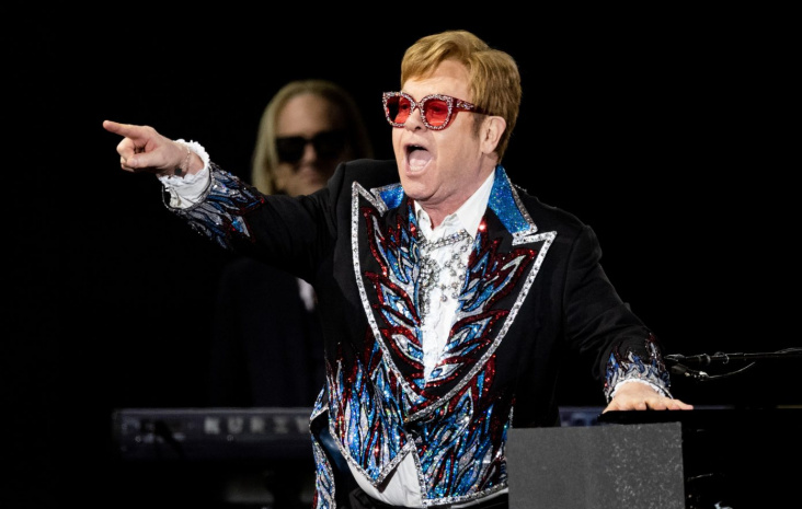 Elton John EGOT  statusunu kazandı.