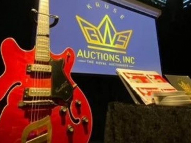 Rock'n Roll'un kralı Elvis Presley'in İsveç yapımı gitarı 500 bin dolara alıcı buldu.
