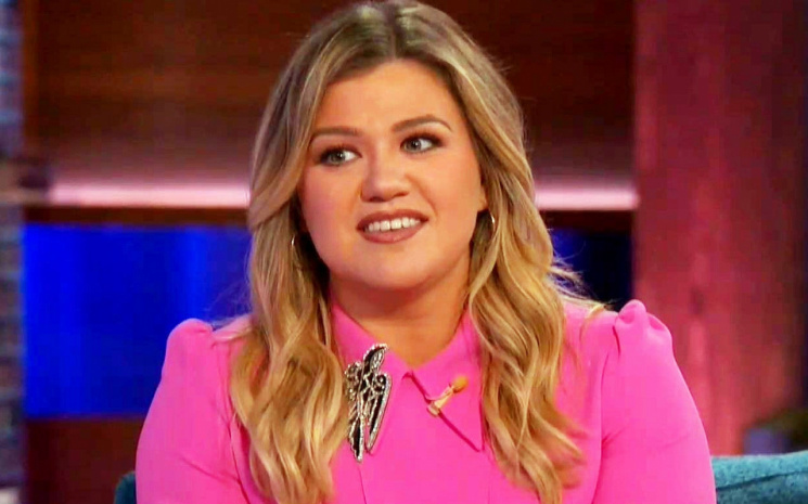 Kelly Clarkson eski menajerleri tarafından suçlandı.