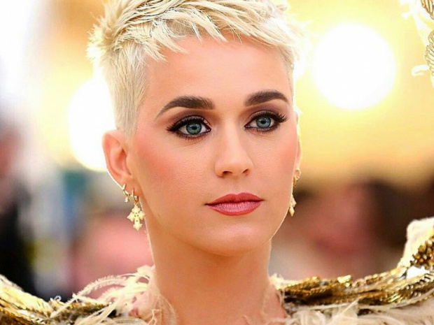 Katy Perry yeni albüm kapaklarını tanıttı.