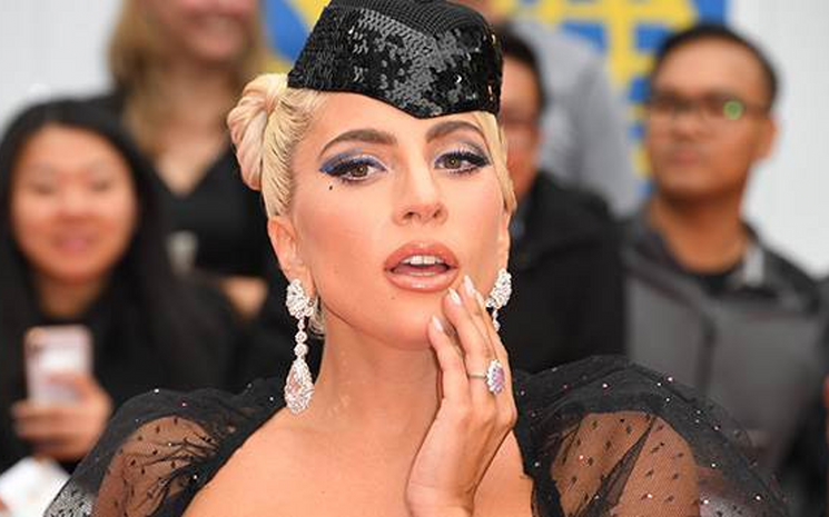 Lady Gaga 100.000 $ 'lık yardım bağışıyla albüm çıkışını kutluyor.