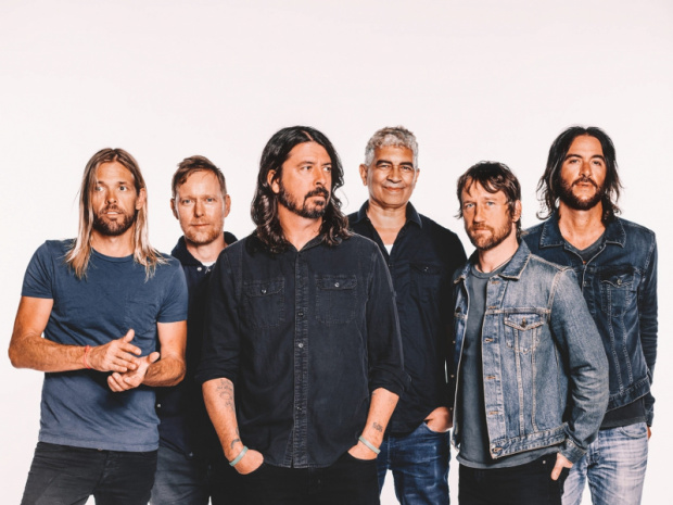 Foo Fighters Kaliforniya'da  aşılanan hayaranları ile buluştu