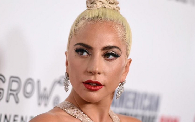 Sahneden düşen Lady Gaga iyi olduğunu açıkladı.